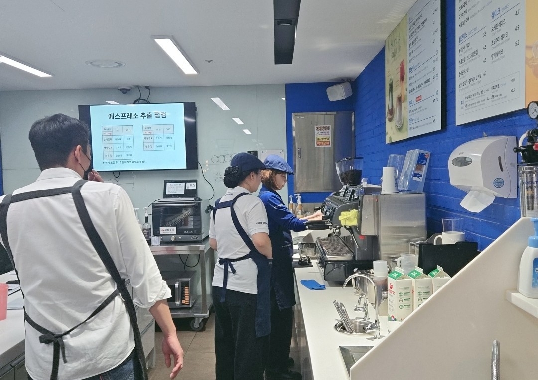 바리스타 교육 받는 '나도 바리스타!' 사업 참가자가 커피를 내리는 모습