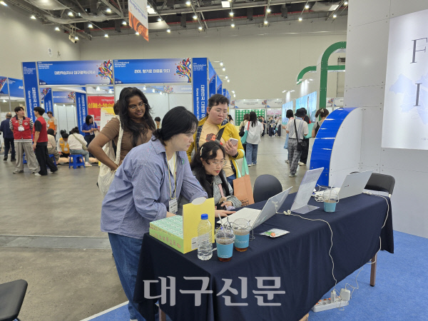 서울시가족센터 관계자가 4일 엑스코 서관 1층 1·2홀에서 열린 ‘2026 대한민국 다문화 어울림 엑스포’에서 외국인 방문객을 대상으로 스트레스 측정을 진행하고 있다  출처 : 대구신문ㅇ